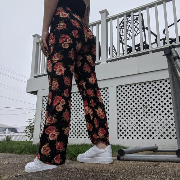 Rose pants 🌹 - Picture 2 of 4
